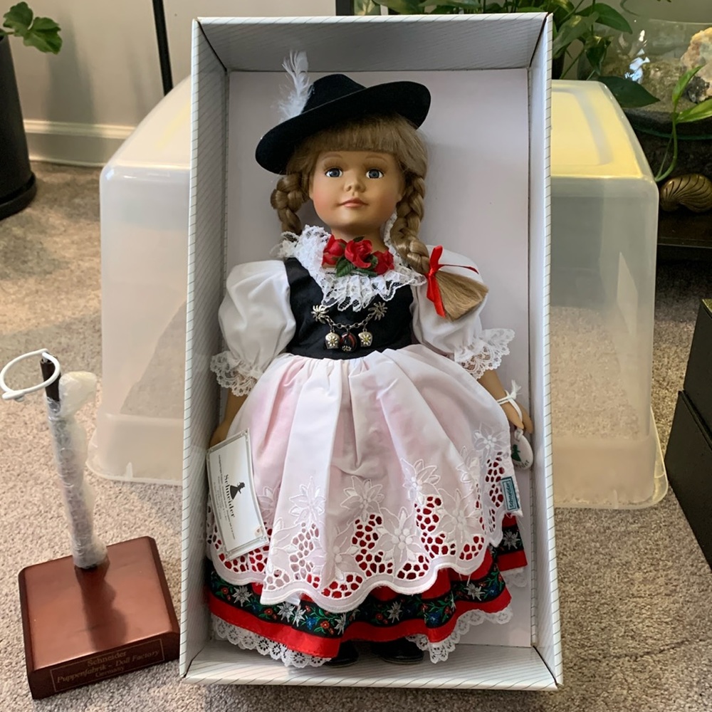Sehneider Trachtenpuppe Folklore Doll
German Handmade Doll